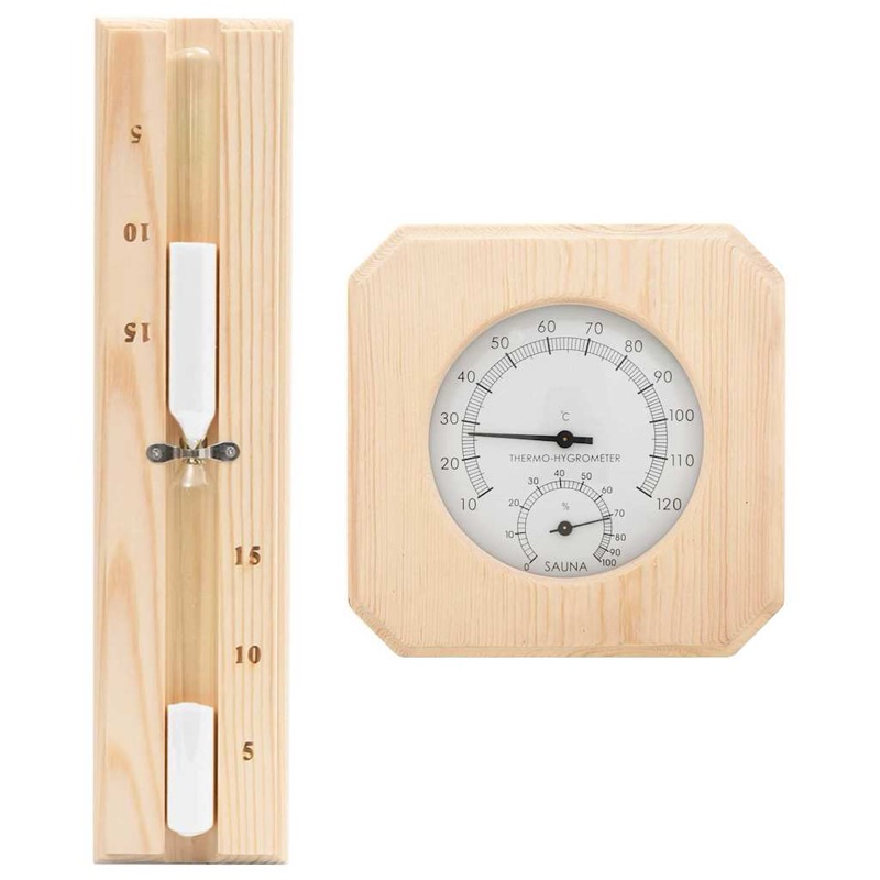 Bastutermometer med hygrometer i ljust trä bredvid ett timglas