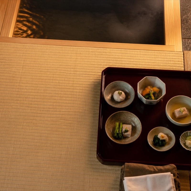 Kaiseki-måltid serverad i flera små skålar