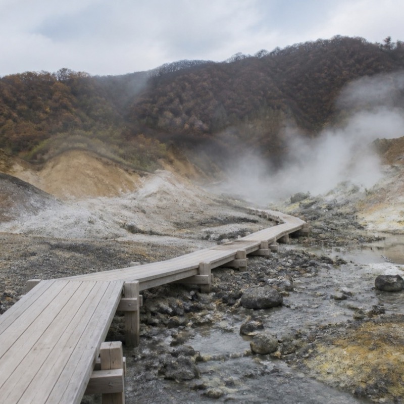 Jigokudani, helvetesdalen i Noboribetsu, med ånga ur marken
